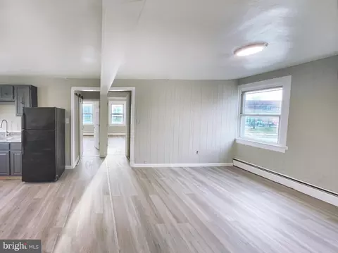 Living - 7213 N Point Rd, Sparrows Point, MD 21219 photo 10 of 16