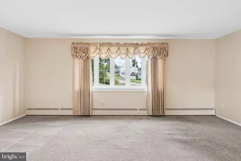 Living - 1111 Raven Dr, Halethorpe, MD 21227 photo 4 of 6