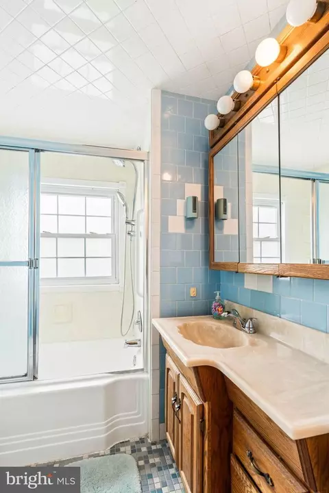Bath - 1111 Raven Dr, Halethorpe, MD 21227 photo 2 of 3