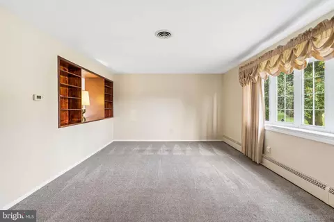 Living - 1111 Raven Dr, Halethorpe, MD 21227 photo 3 of 6