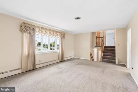 Living - 1111 Raven Dr, Halethorpe, MD 21227 photo 5 of 6
