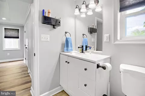 Entry Way - 606 Meadow Rd, Baltimore, MD 21206 photo 2 of 5