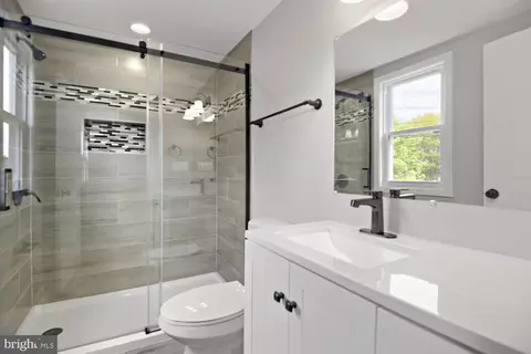 Bath - 606 Meadow Rd, Baltimore, MD 21206 photo 3 of 5