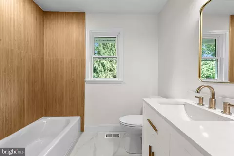 Bath - 14004 Manor Rd, Phoenix, MD 21131 photo 1 of 5