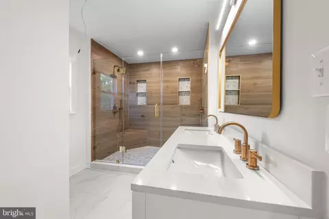 Bath - 14004 Manor Rd, Phoenix, MD 21131 photo 3 of 5