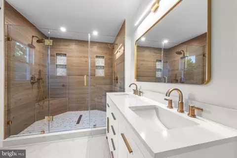 Bath - 14004 Manor Rd, Phoenix, MD 21131 photo 4 of 5