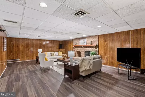 Living - 300 Stonehurst Rd, Phoenix, MD 21131 photo 5 of 5