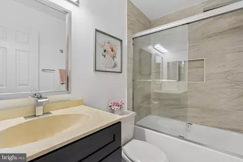 Bath - 300 Stonehurst Rd, Phoenix, MD 21131 photo 4 of 5
