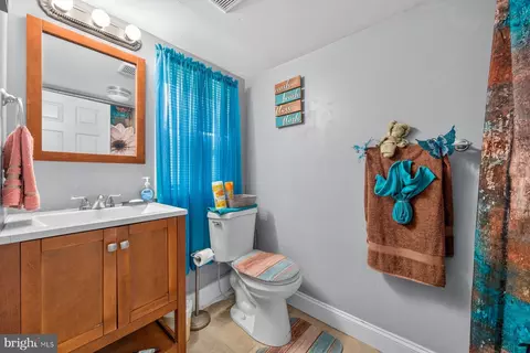 Bath - 724 Charing Cross Rd, Baltimore, MD 21229 photo 3 of 3