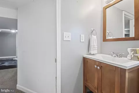 Entry Way - 724 Charing Cross Rd, Baltimore, MD 21229 photo 6 of 7