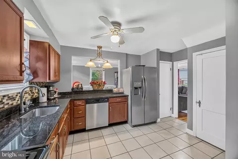 Entry Way - 724 Charing Cross Rd, Baltimore, MD 21229 photo 3 of 7