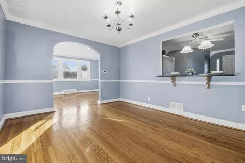 Entry Way - 724 Charing Cross Rd, Baltimore, MD 21229 photo 2 of 7