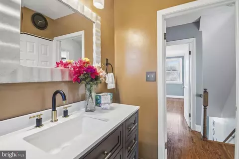 Entry Way - 724 Charing Cross Rd, Baltimore, MD 21229 photo 5 of 7