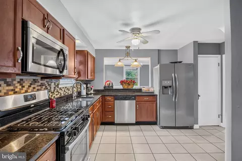 Kitchen - 724 Charing Cross Rd, Baltimore, MD 21229 photo 2 of 4