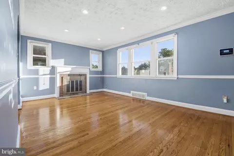 Living - 724 Charing Cross Rd, Baltimore, MD 21229 photo 1 of 2