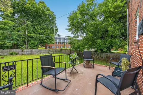 Exterior - 724 Charing Cross Rd, Baltimore, MD 21229 photo 2 of 4