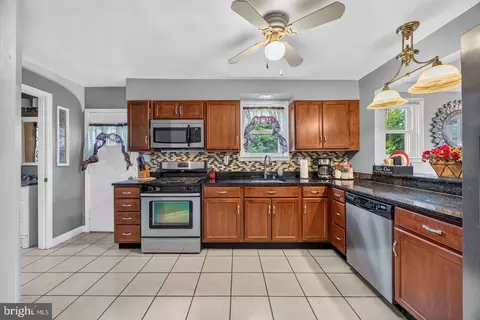 Kitchen - 724 Charing Cross Rd, Baltimore, MD 21229 photo 3 of 4