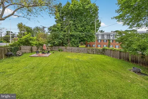 Exterior - 724 Charing Cross Rd, Baltimore, MD 21229 photo 3 of 4