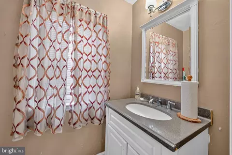 Bath - 724 Charing Cross Rd, Baltimore, MD 21229 photo 1 of 3