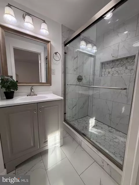 Bath - 7915 Rolling View Ave, Nottingham, MD 21236 photo 2 of 3