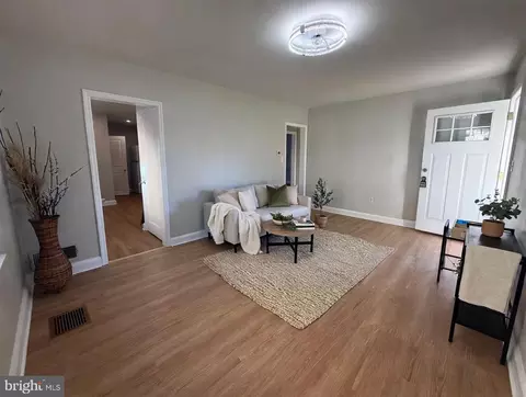 Entry Way - 7915 Rolling View Ave, Nottingham, MD 21236 photo 3 of 5