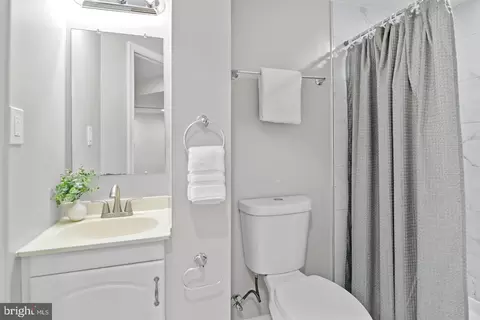 Bath - 7442 Edsworth Rd, Dundalk, MD 21222 photo 2 of 4