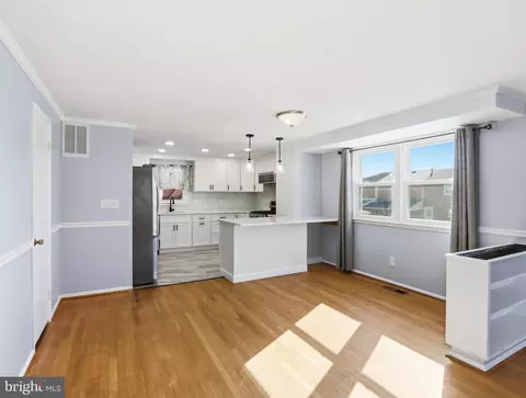 Living - 5659 Braxfield Rd, Halethorpe, MD 21227 photo 5 of 7
