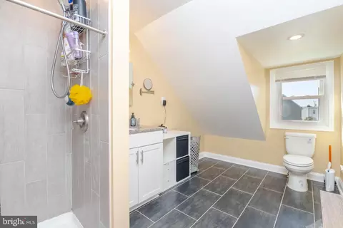 Entry Way - 8228 Watersedge Rd, Dundalk, MD 21222 photo 2 of 4