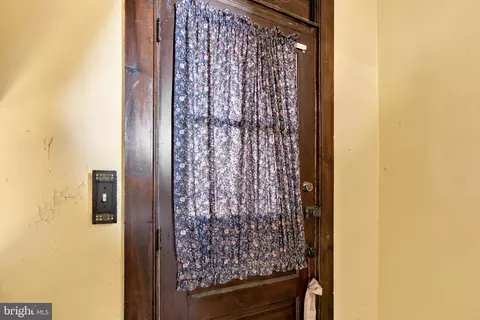 Entry Way - 6915 Beech Ave, Baltimore, MD 21206 photo 6 of 10