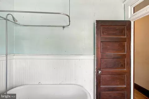 Bath - 6915 Beech Ave, Baltimore, MD 21206 photo 2 of 4