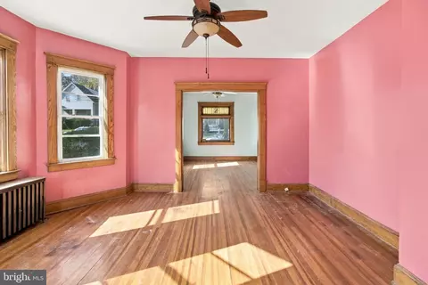 Living - 6915 Beech Ave, Baltimore, MD 21206 photo 4 of 5
