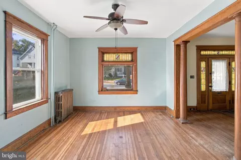 Living - 6915 Beech Ave, Baltimore, MD 21206 photo 2 of 5