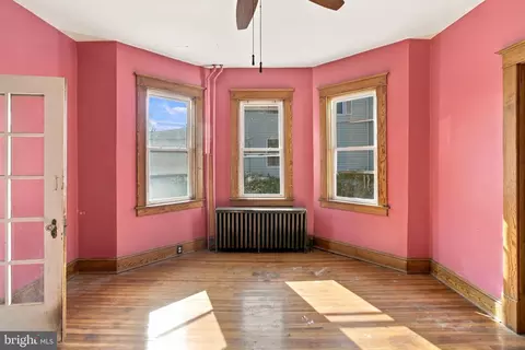 Living - 6915 Beech Ave, Baltimore, MD 21206 photo 3 of 5
