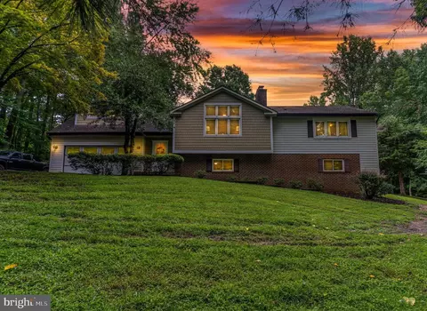 910 Warner Dr, Huntingtown, MD 20639
