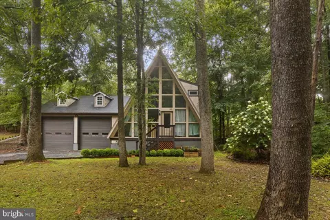 411 Hawthorne Ct, Lusby, MD 20657