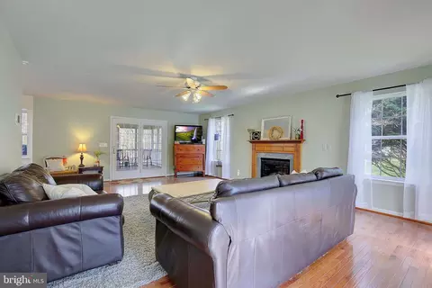 Living - 2750 Icehouse Ct, Dunkirk, MD 20754 photo 3 of 6