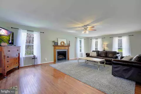 Living - 2750 Icehouse Ct, Dunkirk, MD 20754 photo 4 of 6