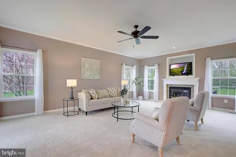 Living - 3370 Lancer Ct, Dunkirk, MD 20754 photo 4 of 6