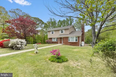 5735 Oakcrest Dr, Saint Leonard, MD 20685