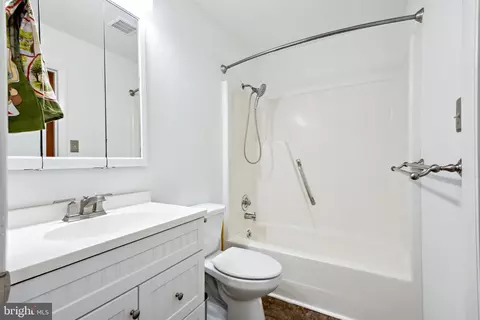Bath - 9514 Howes Rd, Dunkirk, MD 20754 photo 2 of 7