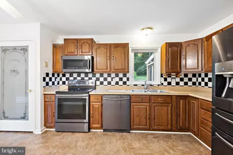 Kitchen - 9514 Howes Rd, Dunkirk, MD 20754 photo 2 of 4