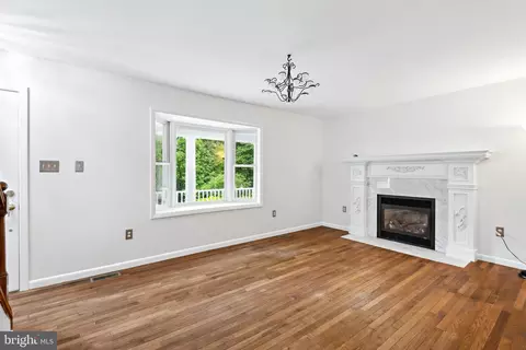 Living - 9514 Howes Rd, Dunkirk, MD 20754 photo 10 of 13