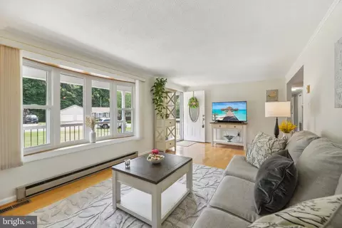 Living - 3609 King Dr, Dunkirk, MD 20754 photo 1 of 2