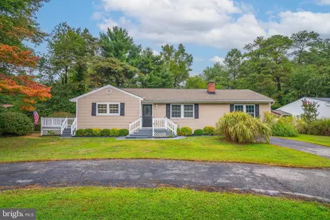 406 Lake Dr, Lusby, MD 20657