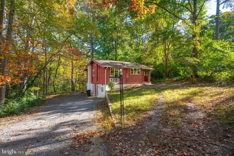 328 Crowfoot Ct, Lusby, MD 20657