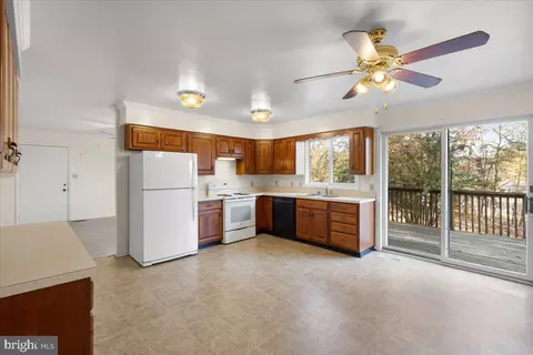 11209 Oakwood Dr, Dunkirk, MD 20754 photo 3
