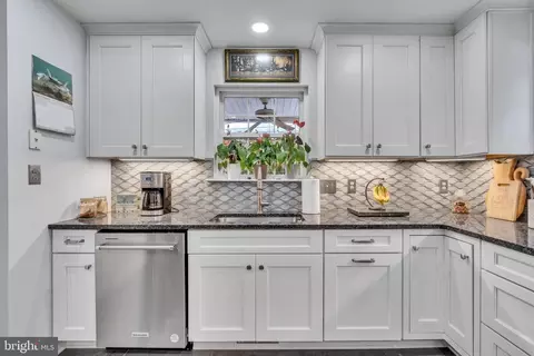 Kitchen - 14331 Calvert St, Solomons, MD 20688 photo 2 of 4