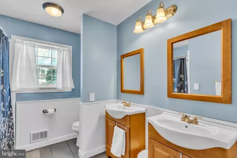 Bath - 9811 Empire Ct, Dunkirk, MD 20754 photo 3 of 4