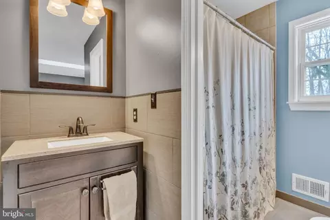 Bath - 9811 Empire Ct, Dunkirk, MD 20754 photo 1 of 4