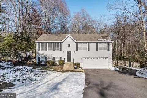 424 Clubhouse Dr, Lusby, MD 20657